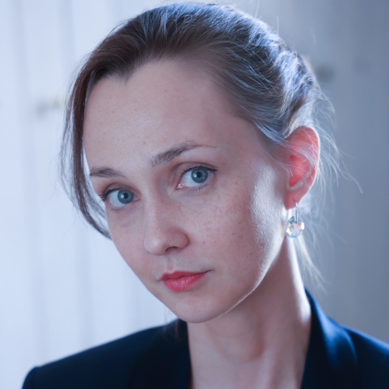 Picture of Maria Matalaev in a bookstore in Bayonne.